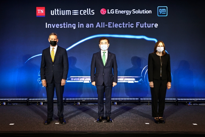 왼쪽부터 빌 리 미국 테네시주지사, 김종현 LG에너지솔루션 사장, 메리 바라 GM 회장.  LG에너지솔루션 제공