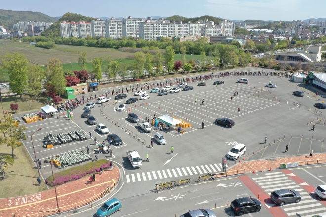 순천만국가정원 동문 주차장 일원에서 드라이브 스루(Drive Through)를 통해 튤립(알뿌리) 나눔 행사가 열린다, 사진은 지난해 모습.