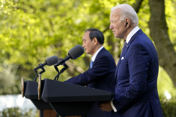 조 바이든(오른쪽) 미국 대통령과 스가 요시히데 일본 총리가 16일(현지시간) 워싱턴에서 정상회담을 가진 뒤 공동 성명을 발표하고 있다. 워싱턴 AP 연합뉴스