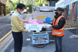 어르신 안 다치게… 관악 ‘경량 리어카’ 눈길