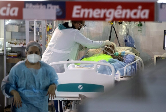 브라질이 신종 코로나바이러스 감염증(코로나19) 확산으로 비상인 가운데 13일(현지시간) 상파울루의 리베이라오 피레스에 설치된 임시병원 응급실에서 의료진이 코로나19 환자를 돌보고 있다. 2021-04-14 리베이라오 피레스 AP 연합뉴스