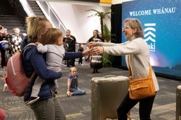 　트래블 더블 시행 첫날인 19일 호주 시드니 국제공항을 떠난 가족이 뉴질랜드 웰링턴에 도착해 그리던 가족과 감격적인 해후를 하고 있다. 　웰링턴 AFP 연합뉴스