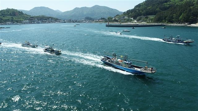 해상시위 하는 어선들