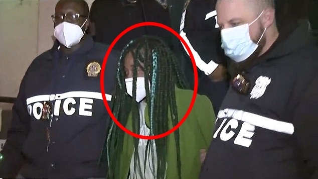아시아계 직원들에게 인종 비하 발언을 한 50대 흑인 여성이 현장에서 체포됐다. 데일리뉴스 캡처 