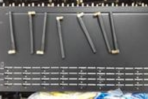 세관에서 벽시계 뜯었더니 보이스피싱 장비가 딱~