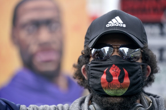 19일(현지시간) 미국 미네소타주 미니애폴리스에서 열린 시위의 한 참가자. AP