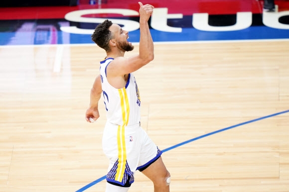 골든스테이트의 슛도사 스테픈 커리가 20일(한국시간) 필라델피아와의 NBA 경기에서 3점슛을 터뜨린 뒤 엄지손가락을 치켜들며 환호하고 있다. AP 연합뉴스