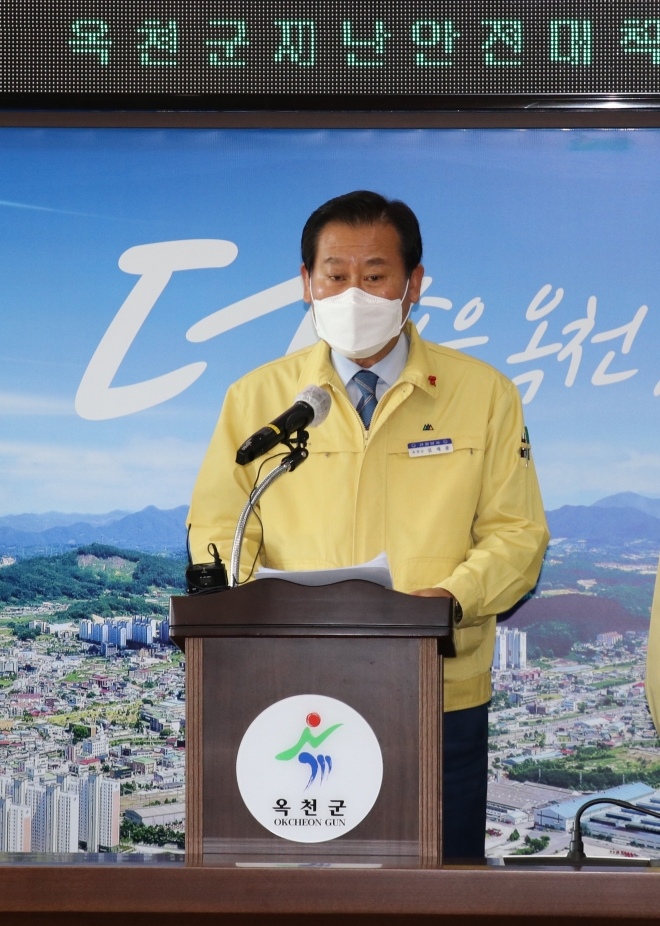 김재종 옥천군수가 20일 코로나19 브리핑을 하고 있다. 옥천군 제공.