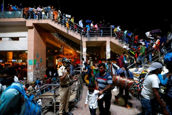 인도 ‘코로나 봉쇄령’에 이주노동자들 탈출 행렬 