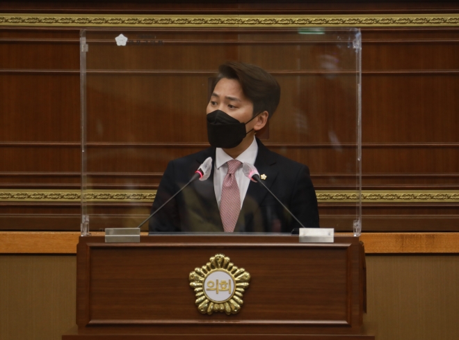 이민석 서울 마포구의회 의원이 지난 15일 개의한 제248회 임시회 제1차 본회의에서 5분 자유발언을 하고 있다. 마포구의회 제공
