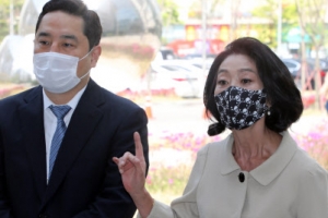 [포토] ‘해골마스크’ 착용하고 법정 향하는 김부선