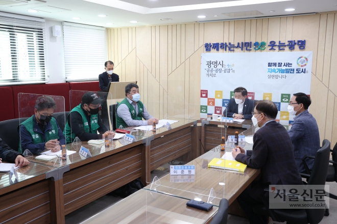 광명시는 관내 청소대행업체 환경미화원들의 노임단가 1%를 인상하는 등 처우개선을 위해 최선을 다한다는 입장이다. 광명시 제공