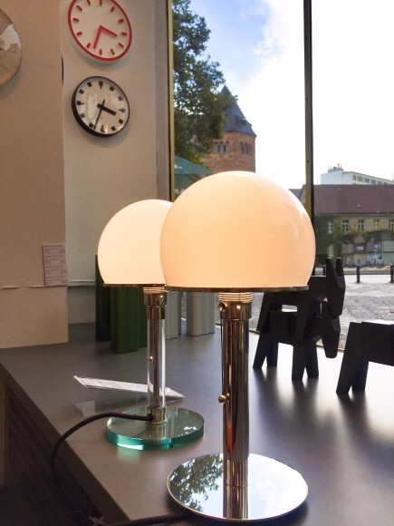 빌헬름 바겐펠트가 제작한 두 가지 버전의 테이블 램프. 바우하우스 시대를 대표하는 조명이다.