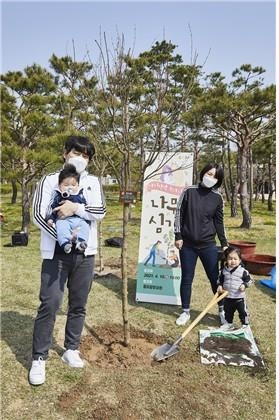지난 10일 서울 종로구 종묘광장공원에서 열린 ‘아기 탄생 기념 나무심기’ 행사에서 참가자들이 나무 심기를 마친 뒤 기념 촬영을 하고 있다. 종로구 제공