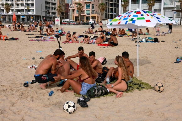 ‘노마스크’로 해변서 일광욕 즐기는 이스라엘인들