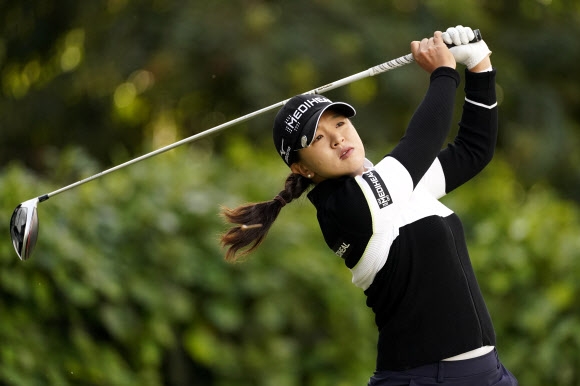 김세영이 22일 미여자프로골프(LPGA) 투어 LA오픈 1라운드 10번홀에서 티샷한 뒤 공을 바라보고 있다. [AP 연합뉴스]