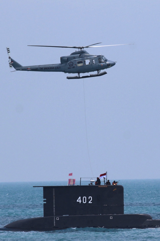 53명 탑승한 채 실종된 인도네시아 잠수함