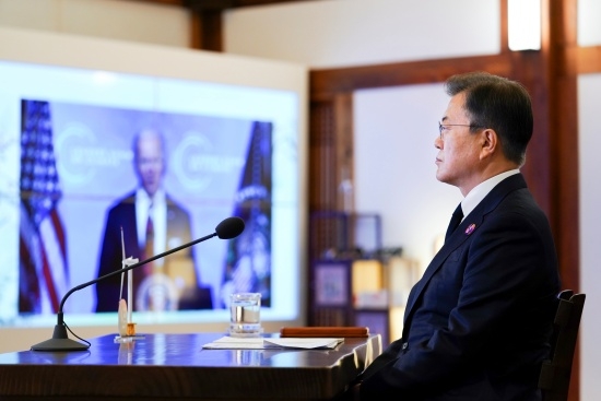 문재인 대통령이 22일 청와대 상춘재에서 화상으로 열린 기후정상회의에 참석했다. 연합뉴스