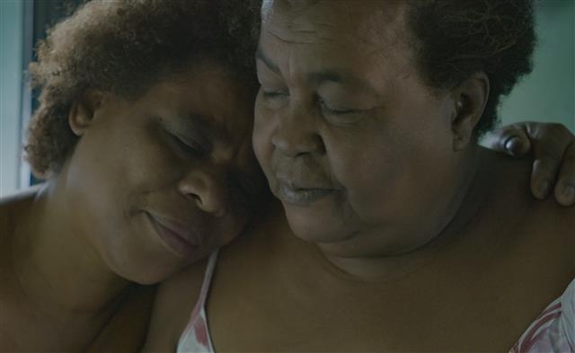 일본, 브라질(사진), 미국 등 6개국 커플들은 계단을 오를 땐 손을 잡아 주고, 몸에 난 상처 하나도 서로 보듬으며 변하지 않는 사랑을 보여 준다. 넷플릭스 제공