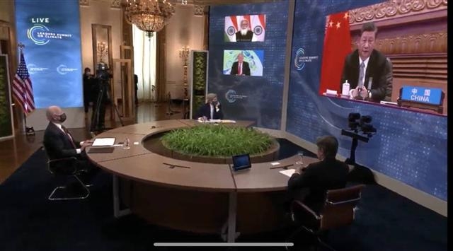조 바이든 미국 대통령 주도로 40개국 정상이 참여하는 화상 기후정상회의가 열린 22일 바이든(왼쪽부터) 대통령이 백악관에서 존 케리 백악관 기후특사, 토니 블링컨 국무장관과 함께 시진핑 중국 국가주석의 발표를 듣고 있다. 유튜브 캡처