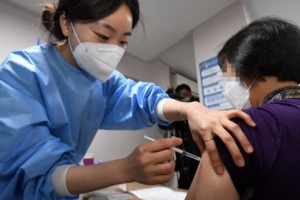 화이자 백신 접종한 80대 여성 숨져…인과성 여부 조사 중