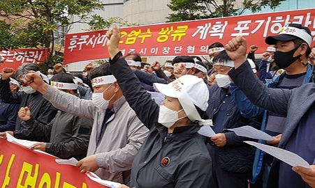 제주시 지역 마을 이장단은 23일 주제주일본국총영사관 앞에서 집회를 열고 후쿠시마 원전 오염수 해양 방류 결정을 즉각 철회하라”고 촉구했다. 