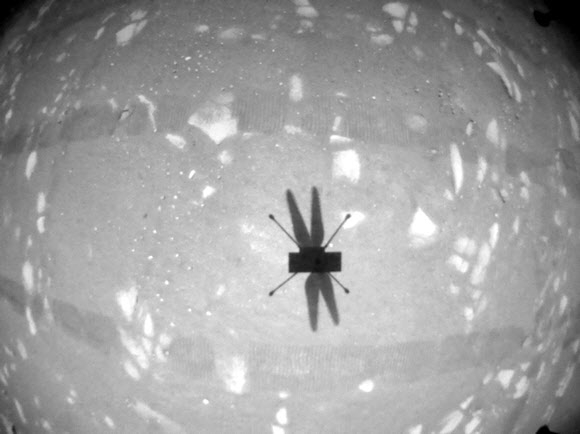 미국 항공우주국(NASA)이 화성으로 보낸 우주 헬기 ‘인저뉴어티’가 22일(현지시간) 2차 비행을 하면서 화성 표면 위 자신의 그림자를 찍은 사진. NASA는 이날 인저뉴어티가 ‘라이트 형제 필드’로 명명된 화성 표면에서 4.9?로 떠 51.9초 동안 날았다고 밝혔다. [NASA 제공