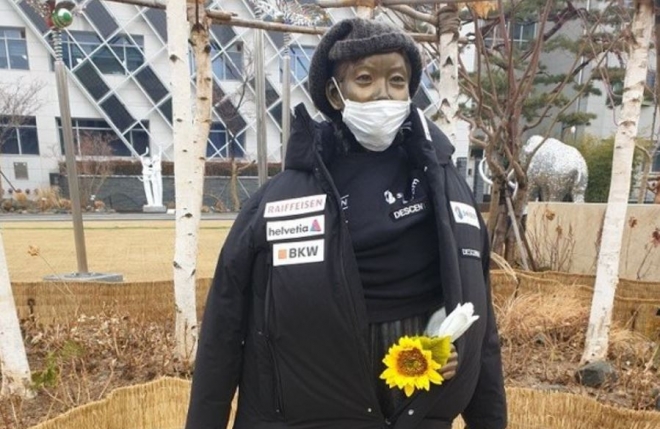 서울 강동구청 앞 잔디밭에 설치된 평화의 소녀상에 일본 브랜드 패딩이 걸쳐져있다. 강동구 평화의 소녀상 보존 시민위원회 제공