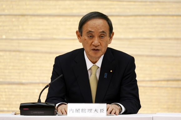 스가 요시히데 일본 총리가 23일 도쿄 총리실에서 코로나19 대응을 위한 세 번째 긴급사태를 선포하고 있다. 도쿄 AP 연합뉴스