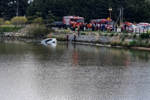 [포토] 경포호수에 빠진 승용차
