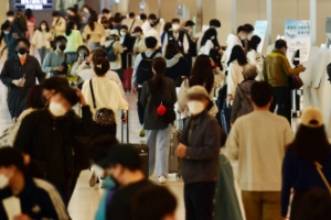 “벼르고 별렀다” 해외입국자 자가격리 면제에 ‘보복여행’ 폭발 조짐