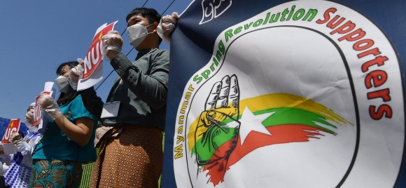 25일 서울 용산구 미얀마대사관앞에서 미얀마인들이 군부쿠데타 세력에 항의하는 피켓을 들고 있다. 2021.4.25 박지환기자 popocar@seoul.co.kr