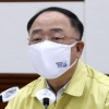 홍남기 “최고속도로 백신접종 집중…반드시 하루 최대 15만명 접종”