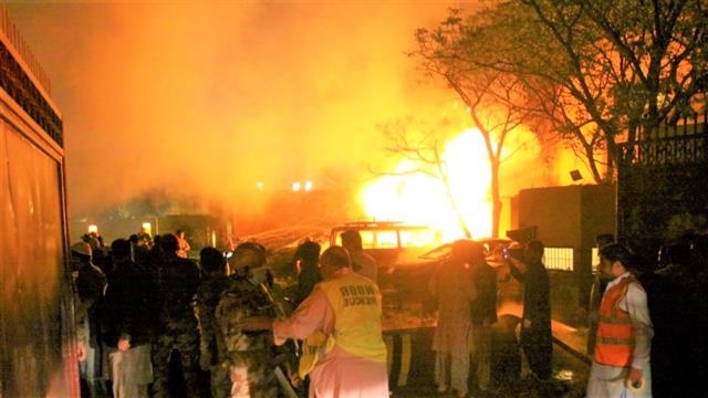 지난 21일 파키스탄 남서부 발루치스탄주 최대 도시 퀘타의 고급 호텔에서 폭탄테러가 발생하자 경찰과 구급대원들이 인명 구조에 나서고 있다. 퀘타 AP 연합뉴스