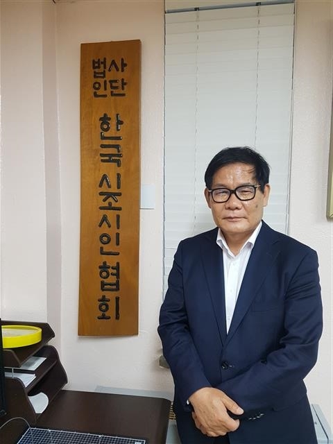 40여년간 시조시단의 한복판을 걸어오며 “시조는 숙명”이라고 한 이정환 시인은 지난 3월 한국시조시인협회 이사장에 취임했다. 그는 임기 동안 현대시조의 역사를 정리하겠다는 목표를 세웠다.