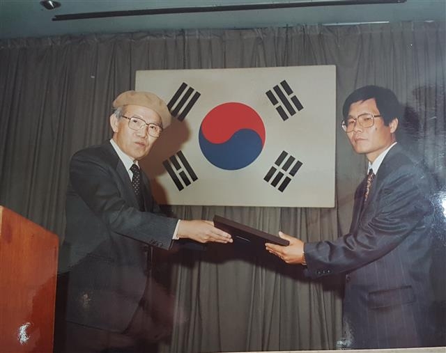 1992년 ‘남루의 시’로 제2회 한국시조작품상을 받았다. 초정 김상옥(왼쪽) 선생이 시상하고 있다.