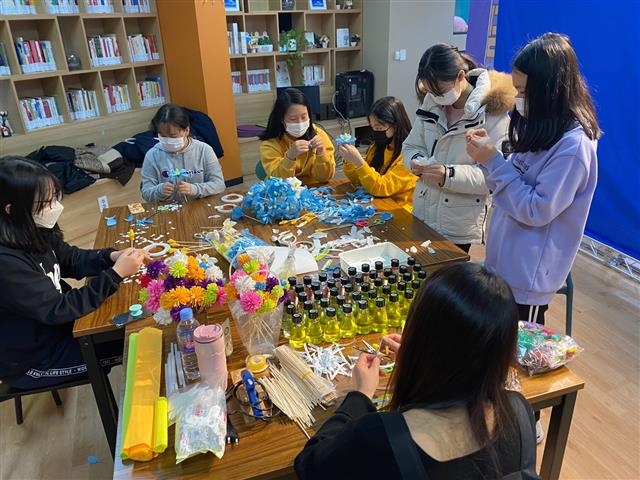 지난해 서울 금천구에서 진행된 ‘금천청소년 CEO’ 그룹별 교육 모습. 금천구 제공