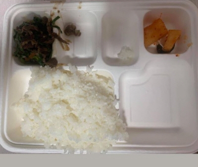 공군 수도권 부대의 코로나19 관련 격리자의 저녁 급식이라고 사회관계망서비스(SNS)에 올라온 사진. 페이스북 캡처
