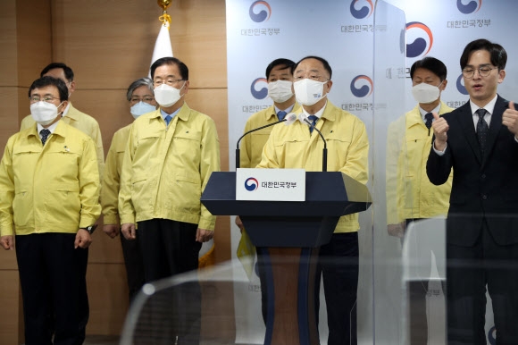 백신 관련 대국민담화 발표하는 홍남기 총리직무대행
