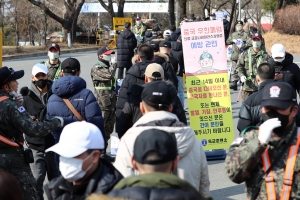 열흘간 샤워 금지, 잘 때도 마스크… 훈련병 도 넘은 ‘방역 군기’