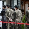 노마스크 축구에 부인 불러 골프… ‘별’부터 흔들리는 군기
