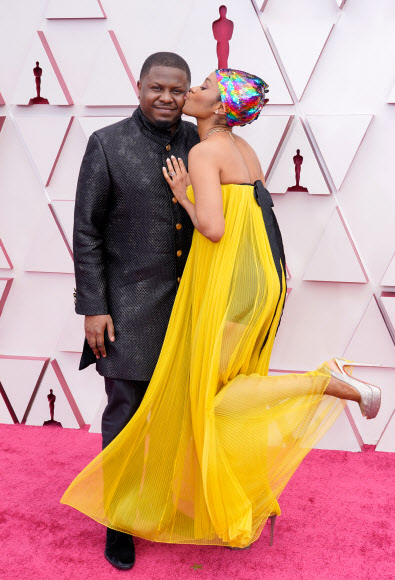 D‘Mile arrives with a guest at the Oscars red carpet for the 93rd Academy Awards in Los Angeles, California, U.S., April 25, 2021. Chris Pizzello/Pool via REUTERS/2021-04-26 17:50:47/ <연합뉴스