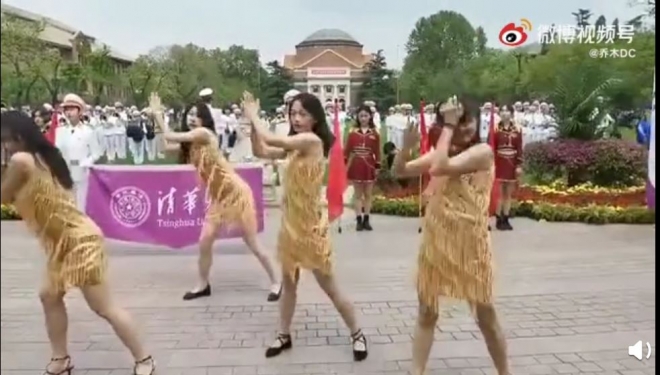 중국 명문 칭화대 여학생들이 개교 110주년을 맞아 춤을 추고 있다. 웨이보 캡처