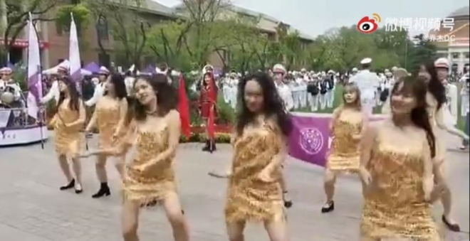 칭화대 여학생들이 개교 110주년을 맞아 춤을 추고 있다. 출처:웨이보