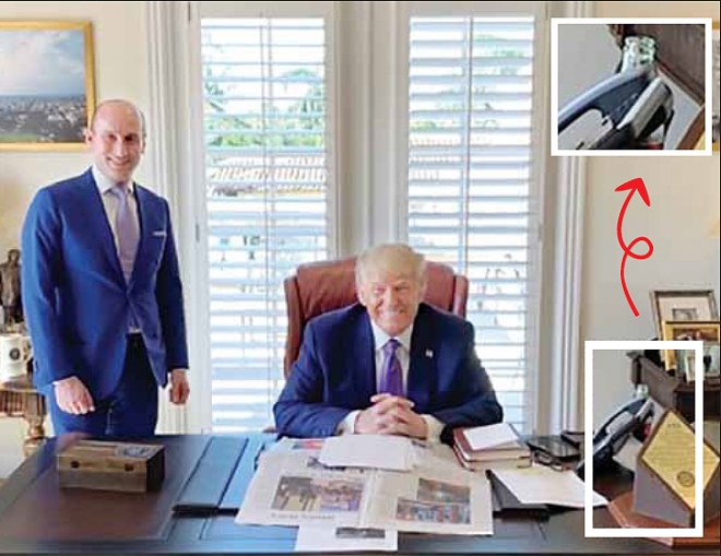 도널드 트럼프 전 미국 대통령과 스티븐 밀러 전 백악관 선임보좌관. 책상 위 전화기 뒤에 코카콜라 병이 보인다.  스티븐 밀러 트위터 캡처