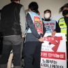 [속보] 서울노동청장실 점거 아시아나KO 노조 9명 경찰 연행