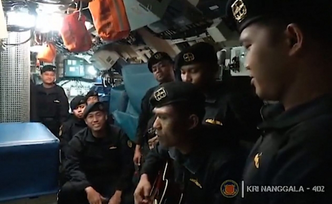 지난 21일 발리 앞바다에서 실종돼 지난 25일 세 동강 난 채 수중에 침몰한 것이 확인된 인도네시아 해군 잠수함 낭갈라 함에 승선했던 장병들이 변을 당하기 몇주 전 기타 반주에 맞춰 이별 노래를 부르고 있다. 인도네시아 해군이 26일 동영상을 공개했다. 인도네시아 해군 동영상 캡처