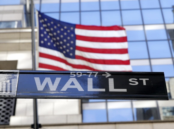 미국 금융시장의 상징인 뉴욕 월스트리트 거리 표지판. 뉴욕 UPI 연합뉴스
