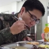“고생하는 군인, 한달에 한 번은 특식 제공하면 안되나요”[이슈픽]