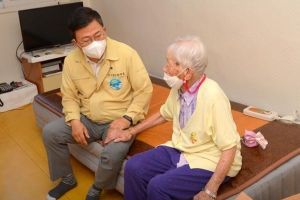 스마트 깔창·홈스쿨링… 특별관리 받는 중구 어르신